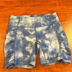 Lululemon Training Shorts w Pockets!  Size 6. 6” inseam